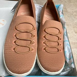 Baretraps bungee slip on sneaker size 7 1/2 W